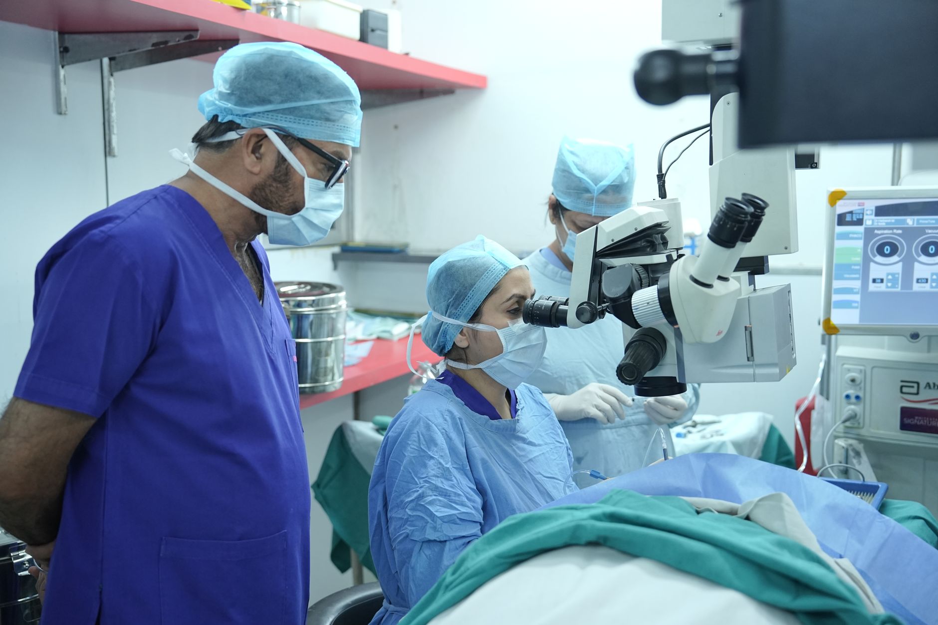 Cirujano operando con microscopio de precisión