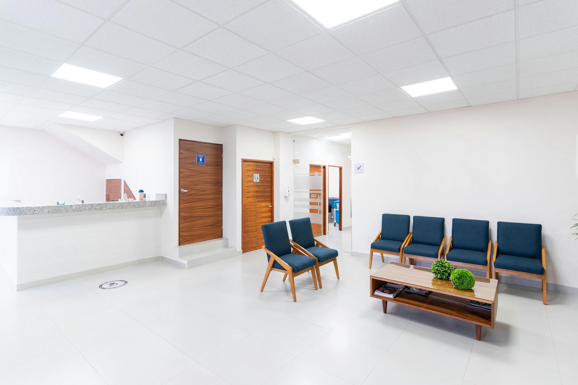 Sala de espera moderna de la clínica