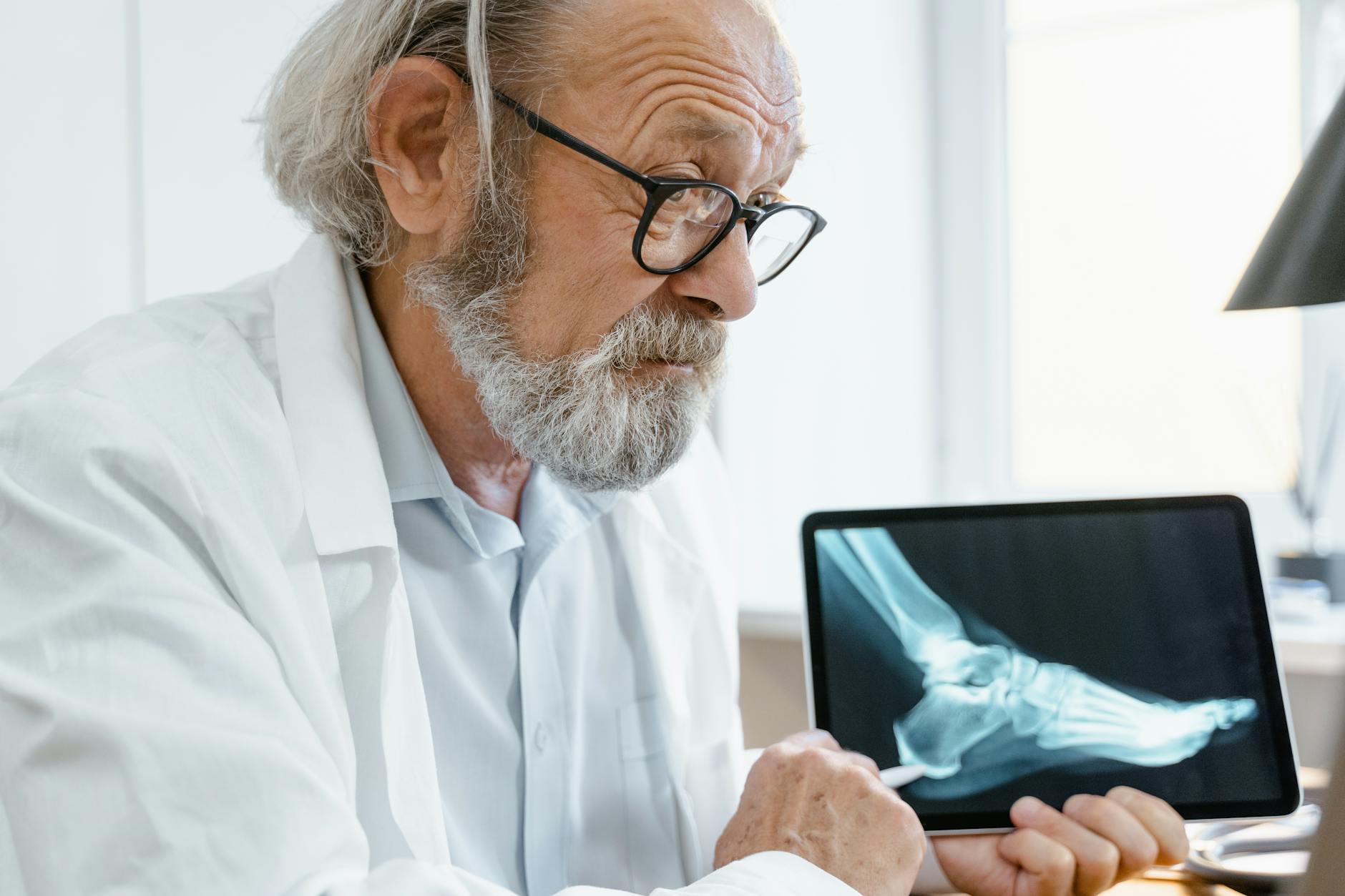 Médico conversando con una paciente